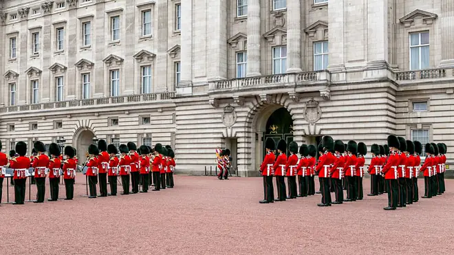 buckingham palace steckbrief, wer wohnt im buckingham palace, buckingham palace besonderheiten, buckingham palace steckbrief für kinder, wie groß ist der buckingham palace, buckingham palace fakten, Buckingham Palace alter, wann wurde buckingham palace gebaut, wann wurde der buckingham palace gebaut, wer lebt im buckingham palace, wie alt ist der buckingham palace, buckingham palace informationen, buckingham palace information, buckingham palace infos, buckingham palace besonderheiten, wie viele räume hat der buckingham palace, wie groß ist der buckingham palace
