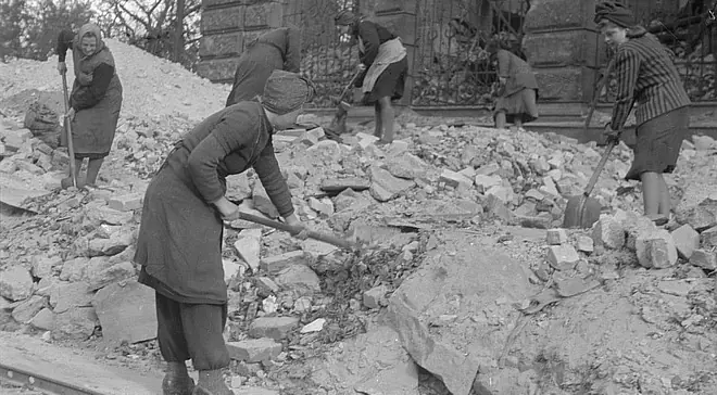 trümmerliteratur, trümmerfrauen, nachkriegszeit, wiederaufbau, trümmer, zweiter weltkrieg, trümmerliteratur epoche