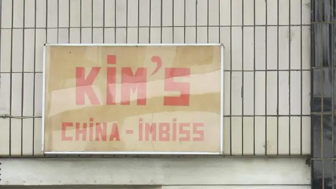 Das Bild zeigt ein Imbissschild mit einem Deppenapostroph im Namen Kim’s, das als Beispiel für falsche Apostrophsetzung dient.
