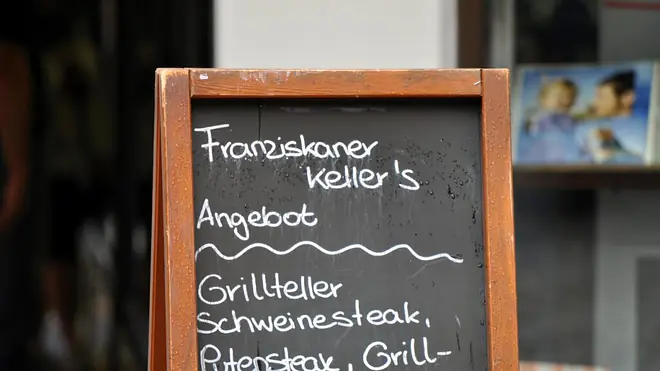 Das Bild zeigt eine Restauranttafel, auf der Deppenapostroph in der Formulierung Franziskaner Keller's verwendet wird und damit ein typisches Beispiel für falsche Apostrophsetzung darstellt.