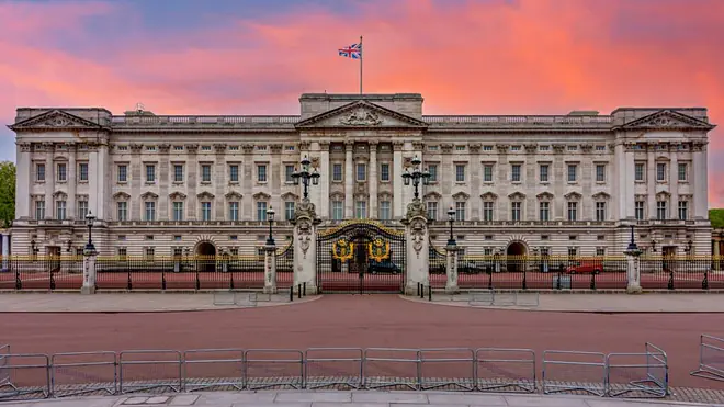 buckingham palace steckbrief, wer wohnt im buckingham palace, buckingham palace besonderheiten, buckingham palace steckbrief für kinder, wie groß ist der buckingham palace, buckingham palace fakten, Buckingham Palace alter, wann wurde buckingham palace gebaut, wann wurde der buckingham palace gebaut, wer lebt im buckingham palace, wie alt ist der buckingham palace, buckingham palace informationen, buckingham palace information, buckingham palace infos, buckingham palace besonderheiten, wie viele räume hat der buckingham palace, wie groß ist der buckingham palace