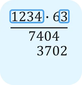 Das Bild zeigt die zwei Zwischenschritte der schriftlichen Multiplikation von 1234 mal 63. Zuerst wird 1234 mit 3 multipliziert, das ergibt 3702. Danach folgt die Multiplikation mit 60, die das Ergebnis 7404 liefert.